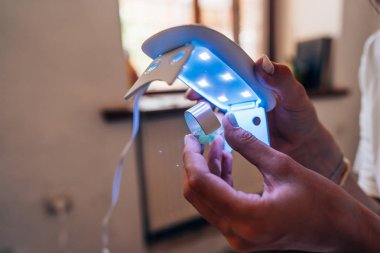 Kız bir takı atölyesinde çalışır