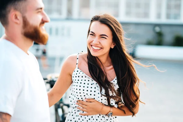 Bello uomo barbuto e la sua bella ragazza — Foto Stock