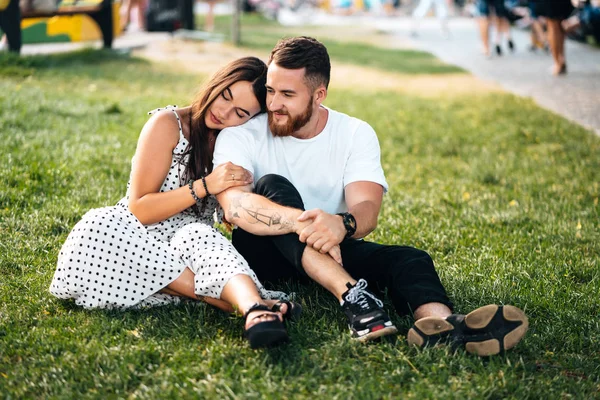 Beautiful young girl hugging her handsome guy in the park. — Stock Photo, Image