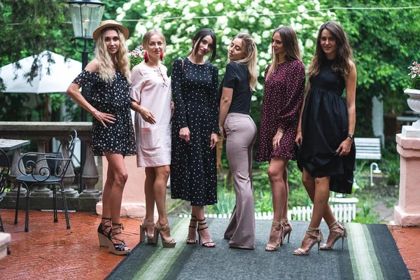 Sex tjejer poserar på kamera — Stockfoto