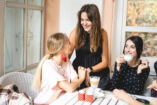 Três meninas na mesa — Fotografia de Stock