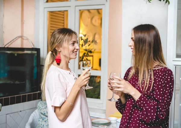 Duas meninas no terraço — Fotografia de Stock