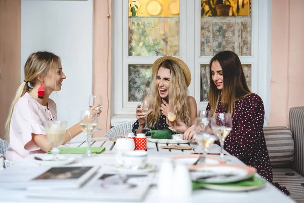 Tres chicas en la mesa — Foto de Stock