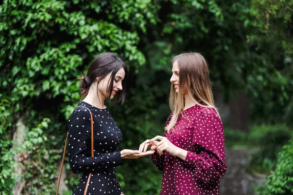 Deux amis dans le parc — Photo