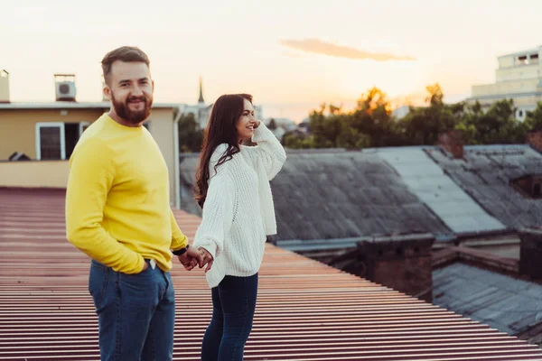 Liebendes Junges Paar Steht Auf Dem Dach Des Hauses Hintergrund — Stockfoto