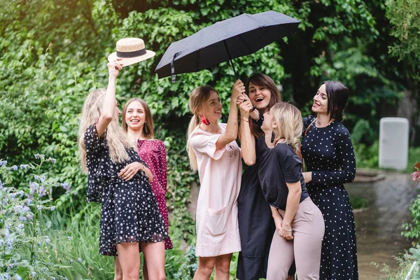 Seis meninas com um guarda-chuva — Fotografia de Stock