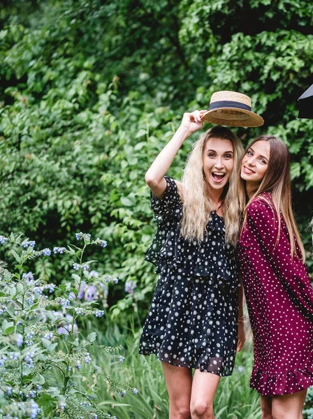 Дві дівчини в літньому парку — стокове фото