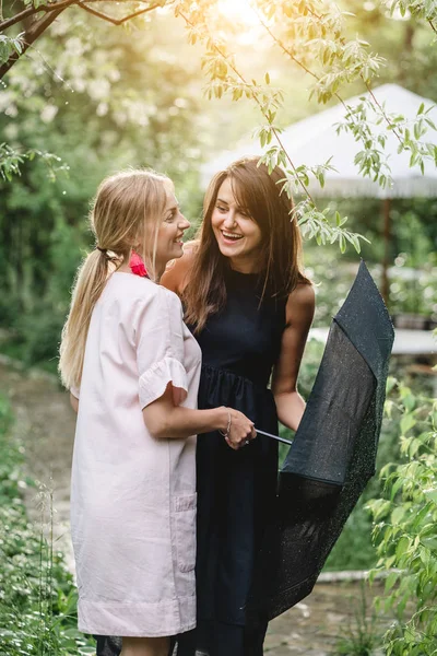 Duas meninas em um parque de verão — Fotografia de Stock