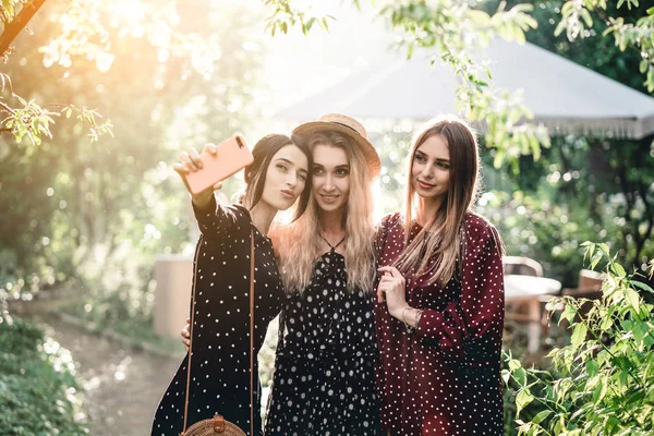 Três meninas em um parque de verão — Fotografia de Stock