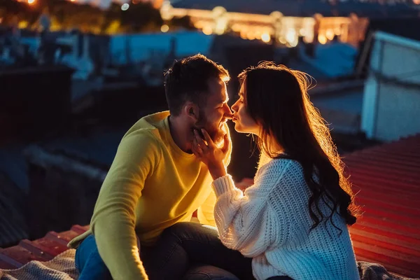 Älskande par sitter på taket av huset. — Stockfoto