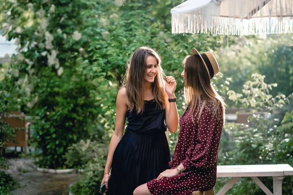 Duas meninas no parque — Fotografia de Stock