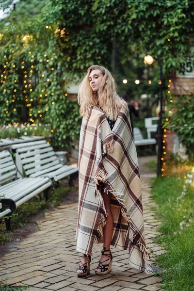 Menina bonita posando no parque na câmera — Fotografia de Stock