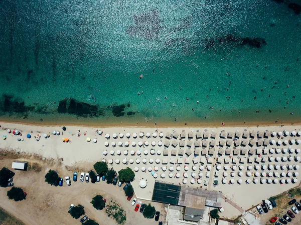 Plaża z leżakami, od góry — Zdjęcie stockowe
