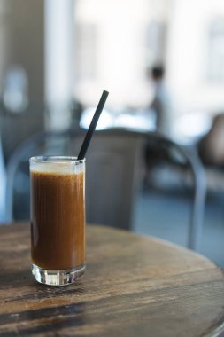 bir bardak buz bir tablo ile çikolata meşrubatının