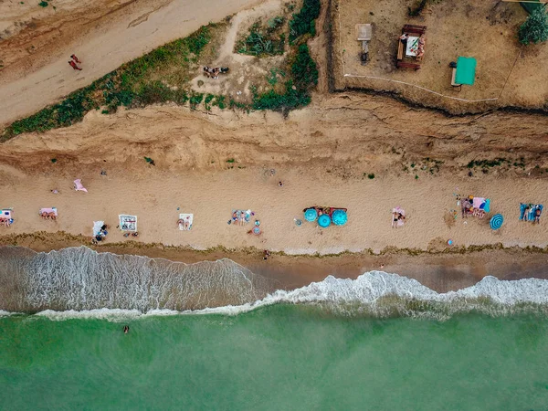La gente descansa en la playa salvaje con sus familias. — Foto de Stock