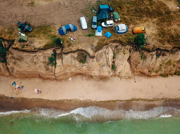 La gente descansa en la playa salvaje con sus familias. — Foto de Stock