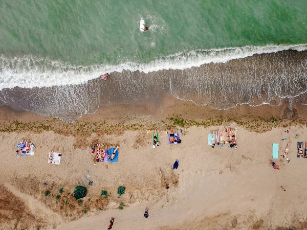 Ludzie odpoczywają na dzikiej plaży z rodzinami.. — Zdjęcie stockowe