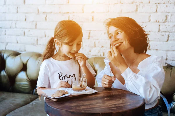 Chica con su madre come galletas de avena y divertirse — Foto de Stock