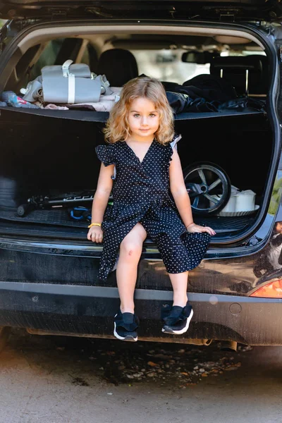 Una piccola, bella ragazza è seduta in macchina — Foto Stock