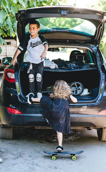 Menino e menina brincando no carro — Fotografia de Stock