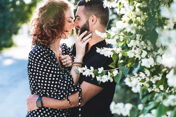 Liebender Kerl und Mädchen posieren zusammen vor der Kamera — Stockfoto