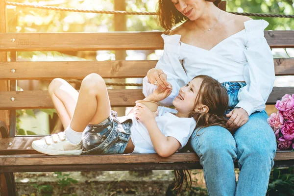 Mamma matar sin lilla dotter glass i parken — Stockfoto