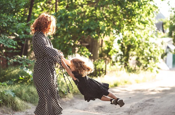 Mom and little daughter are having fun and playing — Stock Photo, Image