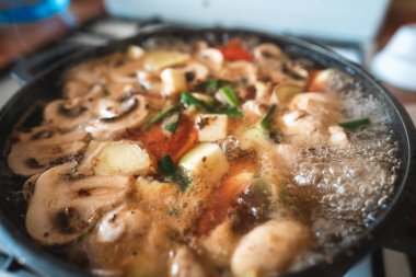 Çorba bir tencerede demlenmiş