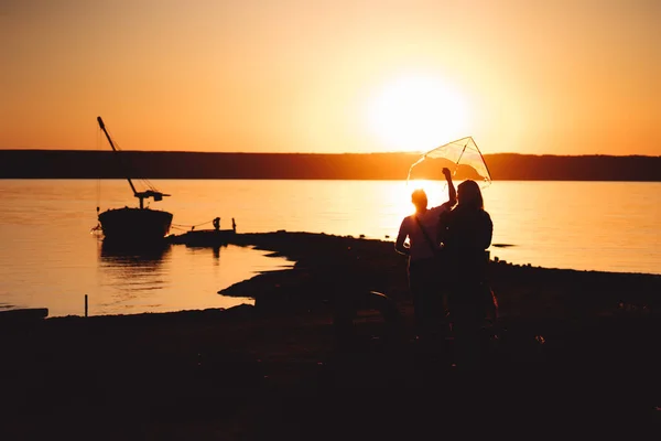 海岸で若いカップルが凧を起動します。 — ストック写真
