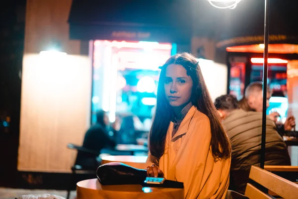 Menina posando na câmera na rua da cidade da noite — Fotografia de Stock