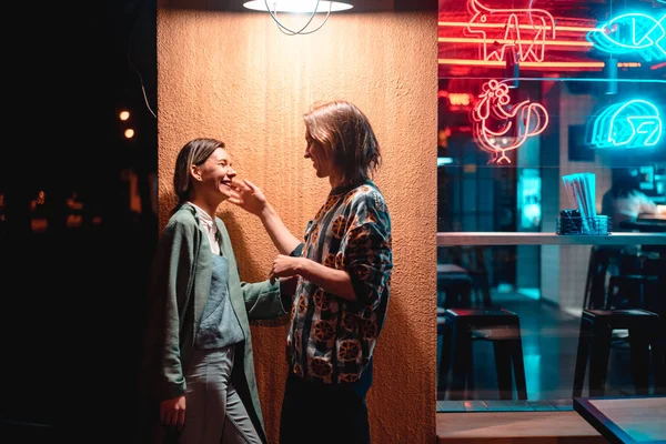 Jovem casal no bar, rua da cidade da noite — Fotografia de Stock