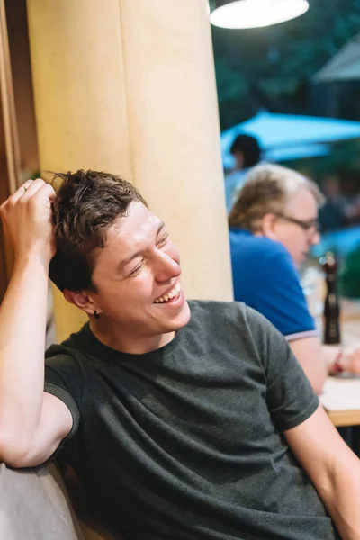 El tipo en el restaurante de la noche . —  Fotos de Stock