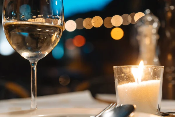 Een glas wijn op tafel — Stockfoto