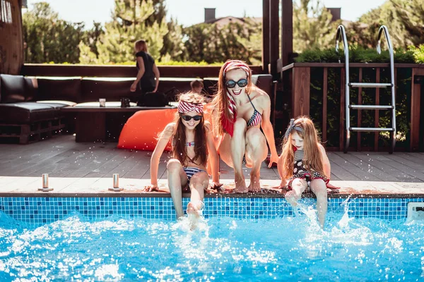 Mãe feliz e duas filhas se divertem — Fotografia de Stock