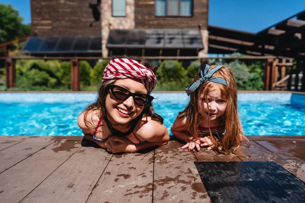 Deux petites filles sur le côté de la piscine — Photo