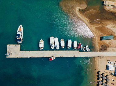 Marina Bay teknelerle manzara. Yelkenli ile limanının üstten görünüm.