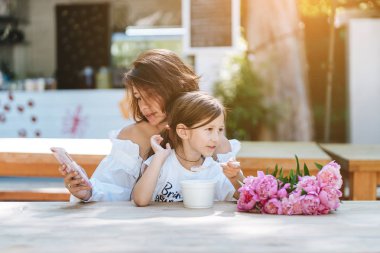 Genç Anne ve küçük kızı bir kafede birlikte.