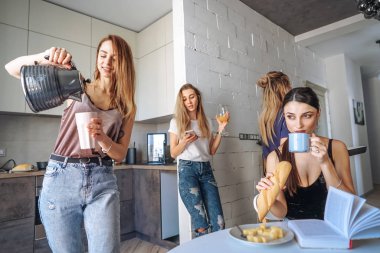 Arkadaşlar mutfakta.