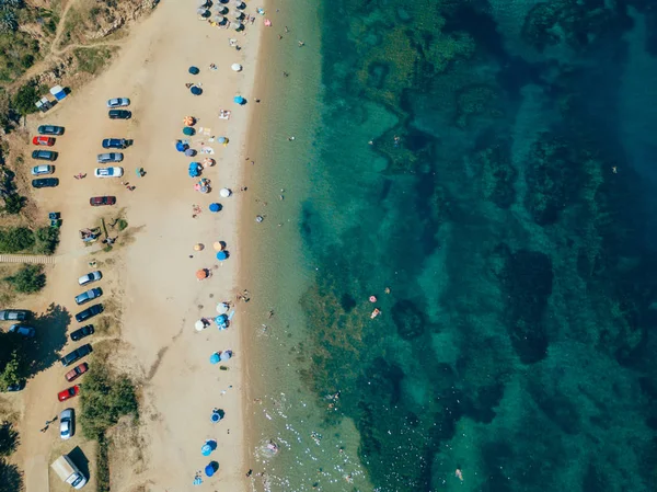 Beach with sun beds, view from above — Stock Photo, Image