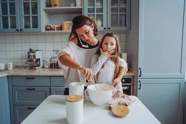 Μαμά διδάσκει τη μικρή της κόρη να μαγειρεύουν τα τρόφιμα — Φωτογραφία Αρχείου