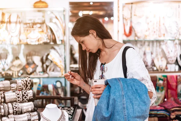 Gadis memilih perhiasan di sebuah toko perhiasan . — Stok Foto