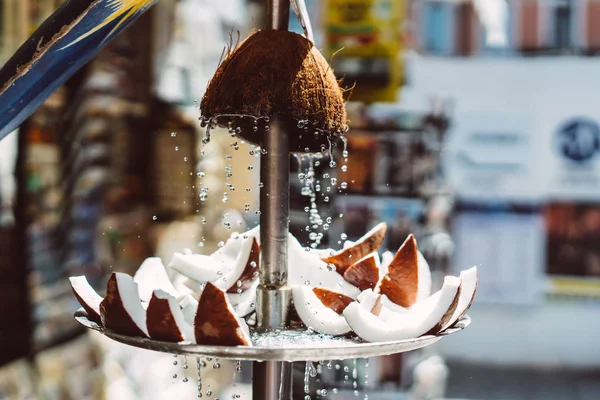 Trozos de coco fresco yacen en un plato —  Fotos de Stock