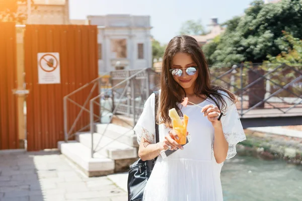 สาวสวยกินอาหารเพื่อสุขภาพในวันหยุดพักผ่อน — ภาพถ่ายสต็อก