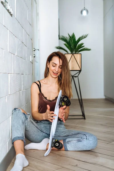 Söt, attraktiv kvinna med skateboard — Stockfoto