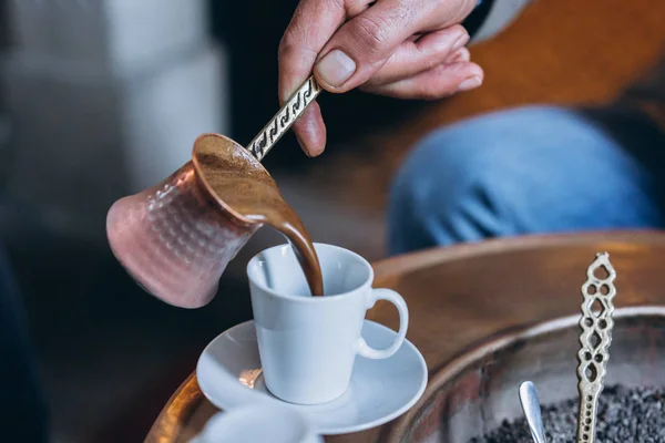 Mans mano vierte café en una taza —  Fotos de Stock