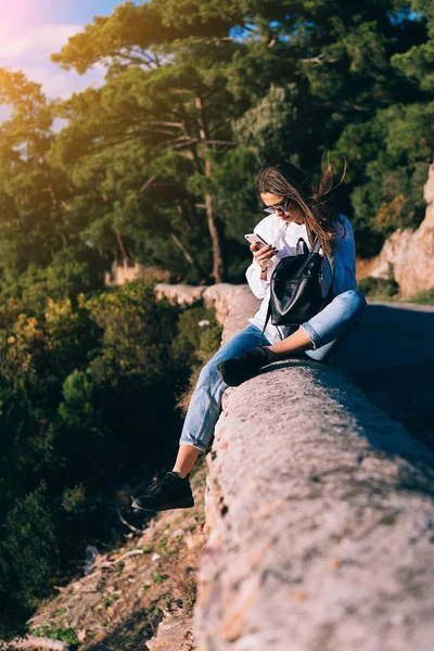 Schöne junge Frau, die auf der Natur ruht — Stockfoto