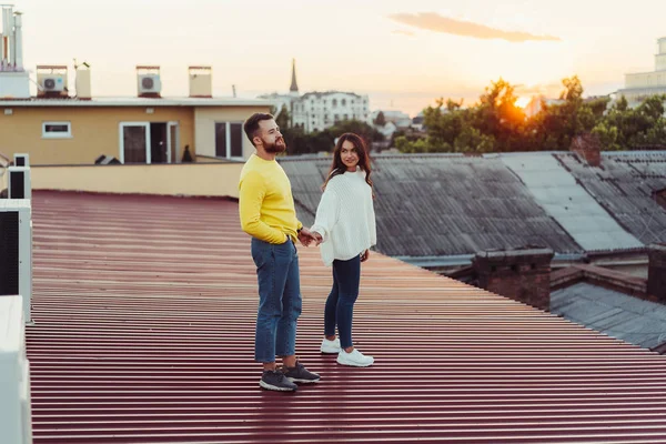 Sevgili genç çift evin çatısında dikiliyor.. — Stok fotoğraf