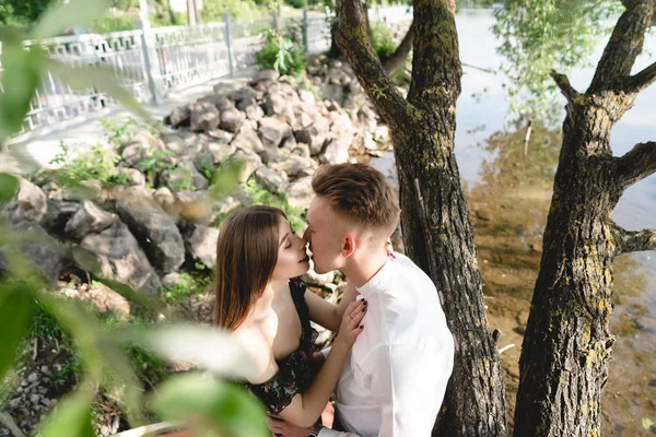 Um par de amantes posando na câmera. — Fotografia de Stock