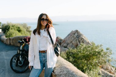 güzel genç kız açık havada kameraya poz