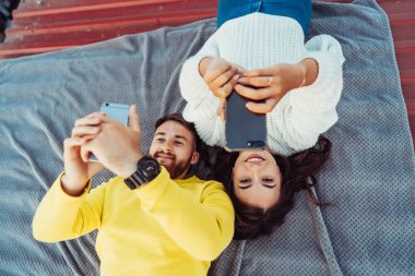 Yakışıklı bir adam ve genç bir kız çatıda uzanır ve akıllıları tutarlar..